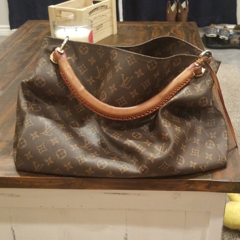 Authentic Louis Vuitton Artsy Bag